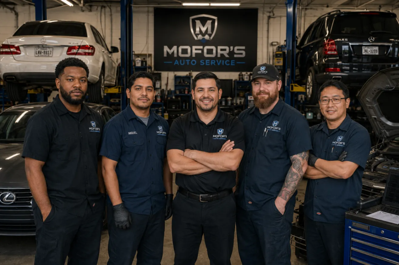 Mofor's Auto Service team standing together in the workshop